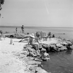 Gezicht vanaf de oever op het meer van Tiberias met op de voorgrond een vrouw i…, Bestanddeelnr 255-4097