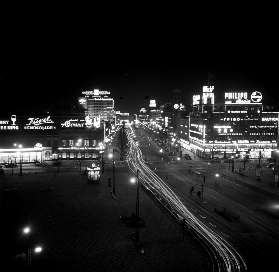 Gezicht op de Vesterbrogade met neon reclame van de bedrijven en winkels, vermoe, Bestanddeelnr 252-8851