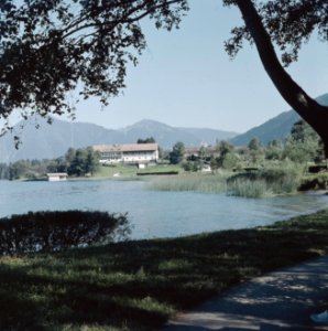 Gezicht op vermoedelijk een hotel aan de Tegernsee, Bestanddeelnr 255-9992
