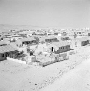 Gezicht op de stad Dimona met nieuwbouwwoningen in laagbouw met omheinde erven, , Bestanddeelnr55-3385)