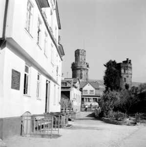 Gezicht op Oberwesel, op de achtergrond vlnr de Ochsenturm en de Katzenturm, Bestanddeelnr 254-1142