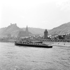 Gezicht op Oberwesel met de Liebfrauenkirche en ruïne Schönburg vooraan sleepbo…, Bestanddeelnr 254-1150