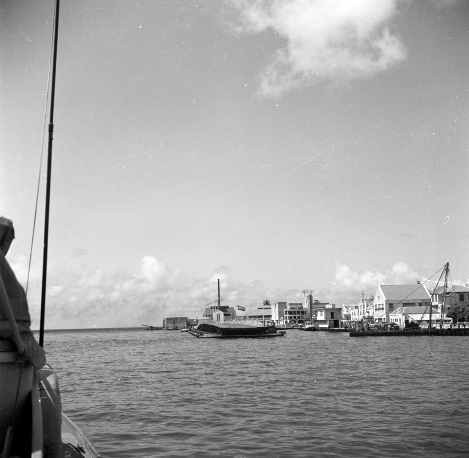 Gezicht op Otrabanda, waarschijnlijk vanaf een schip in de Sint Annabaai in Will, Bestanddeelnr 252-7198