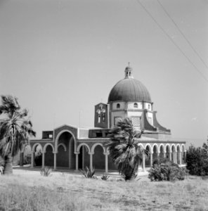 Gezicht op de Kerk van de Zaligsprekingen aan de oever van het Meer van Tiberias, Bestanddeelnr 255-4167