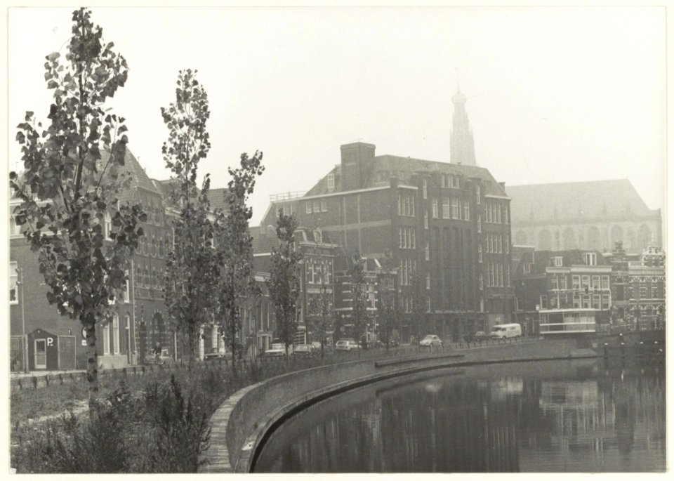 Gezicht op het Spaarne ter hoogte van de Melkbrug en de Korte Veerstraat. NL-HlmNHA 54019288