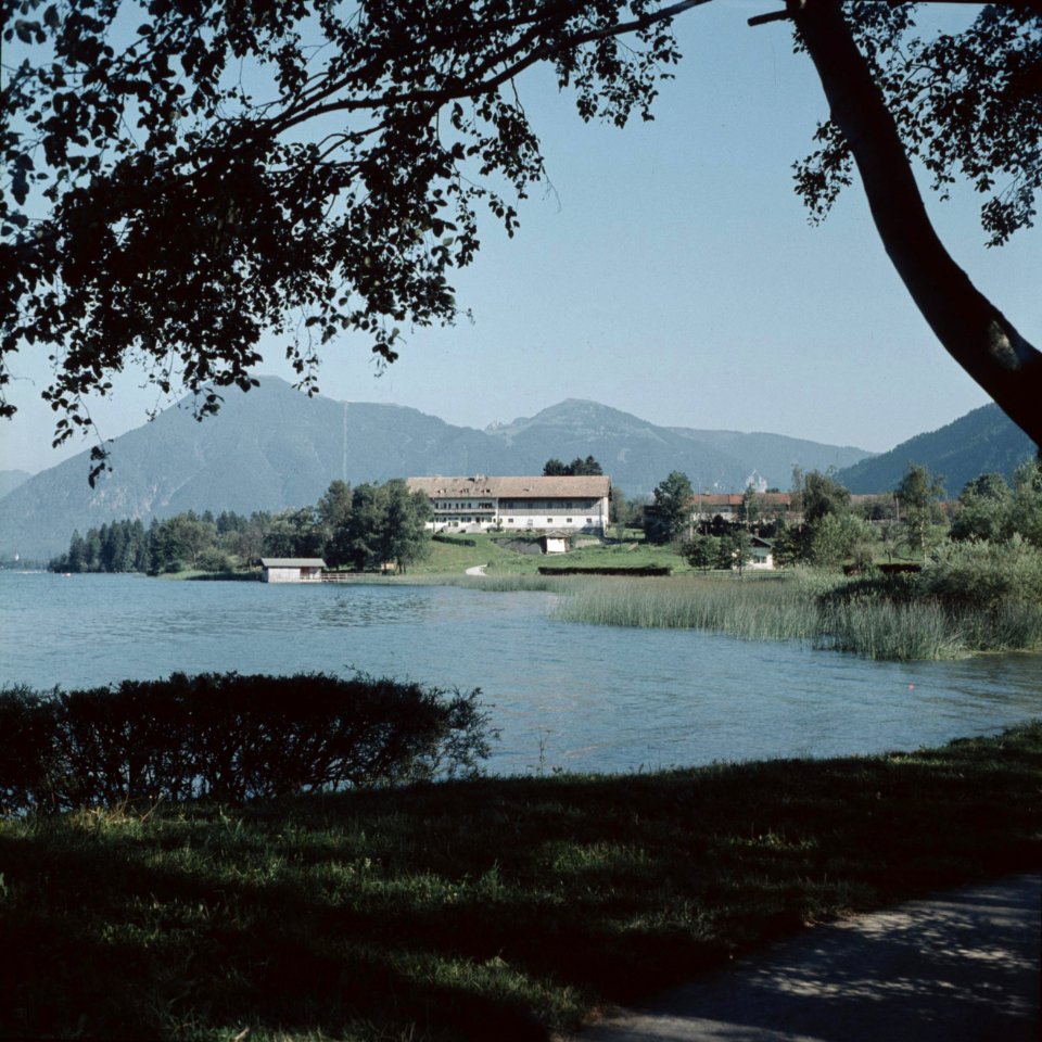 Gezicht op vermoedelijk een hotel aan de Tegernsee, Bestanddeelnr 255-9993