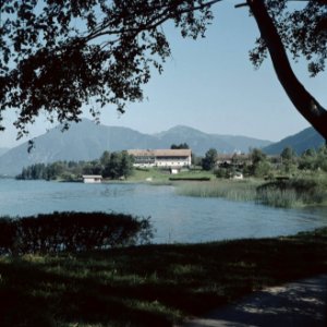 Gezicht op vermoedelijk een hotel aan de Tegernsee, Bestanddeelnr 255-9993