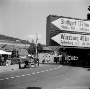 Gezicht op het station met goederenwagon, op de voorgrond wegwijzers, Bestanddeelnr 254-3175