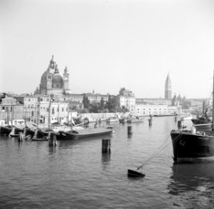 Gezicht op Venetië vanaf het schip Esperia met links de kerk S Maria della Salu, Bestanddeelnr 254-2014