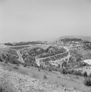 Gezicht op Mount Canaan bij Safad (Safed) vanaf de omliggende heuvels met rechts, Bestanddeelnr 255-3975 photo