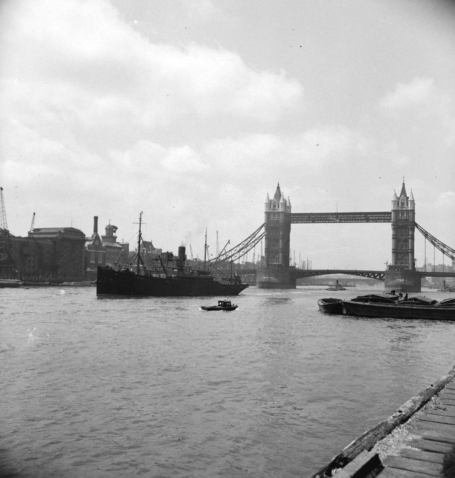 Gezicht op de Tower Bridge over de Thames in Londen. Ervoor een Nederlandse kustvaarder, Bestanddeelnr 935-2812