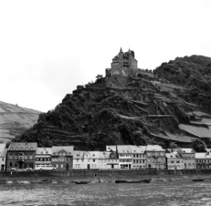 Gezicht op St Goarshousen met ruïne Burg Katz, Bestanddeelnr 254-1133