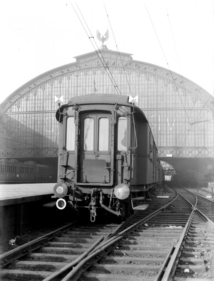 Gezicht op overkapping oostzijde Centraal Station met spoorwagons langs perron, Bestanddeelnr 252-1016