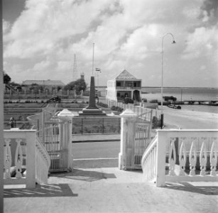 Gezicht op het Wilhelminaplein in Kralendijk op Bonaire vanaf het terras van het, Bestanddeelnr 252-8336