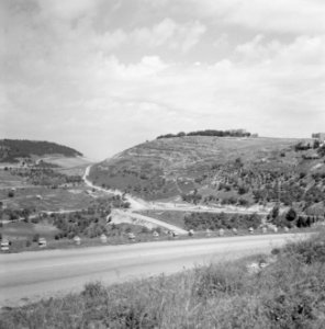 Gezicht op Mount Canaan bij Safad (Safed) vanaf de omliggende heuvels met op de , Bestanddeelnr 255-3978 photo