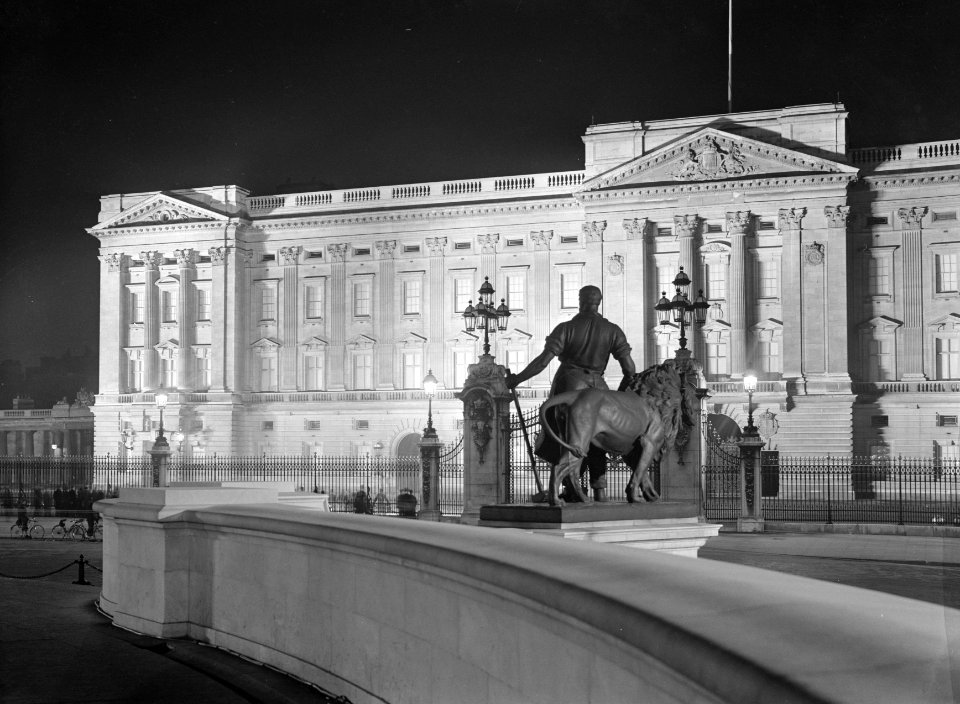 Gezicht op het verlichte Buckingham Palace in Londen, Bestanddeelnr 254-2650