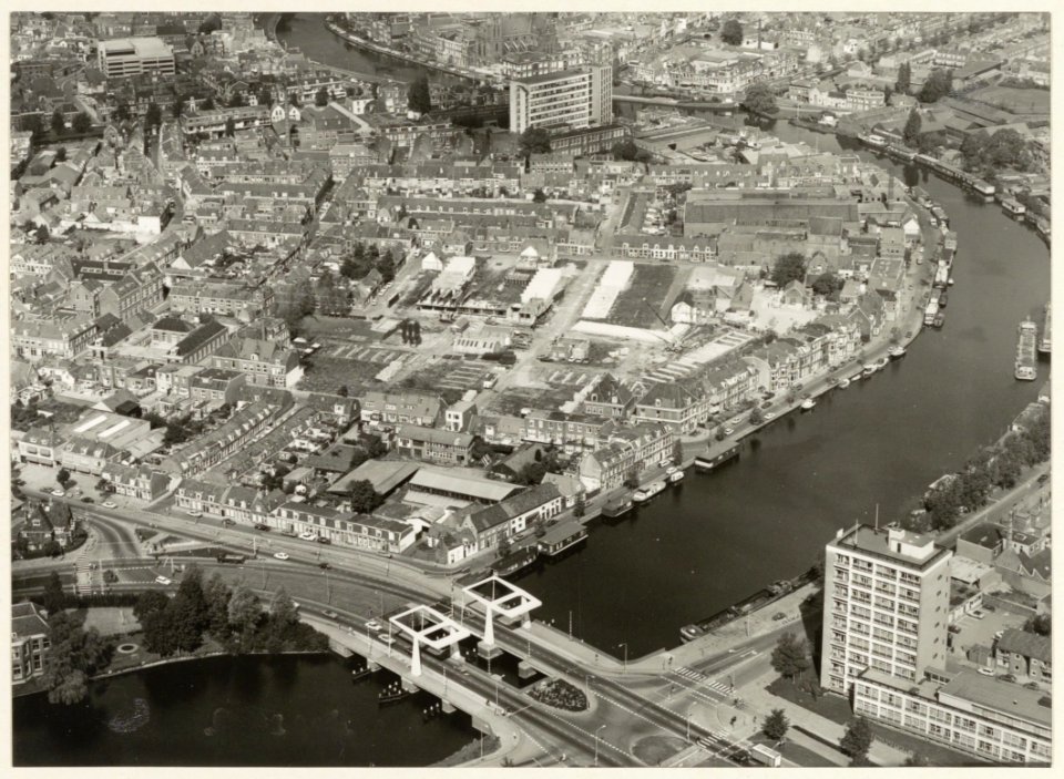 Gezicht op het Rozenpriëel met de Buitenrustbrug, ziende naar het noordwesten. NL-HlmNHA 54003789
