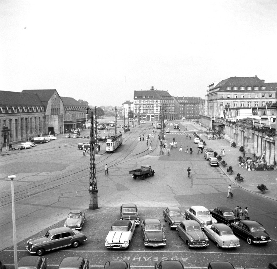 Gezicht op het stationsplein in Karlsruhe, Bestanddeelnr 254-1795