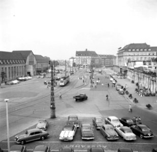Gezicht op het stationsplein in Karlsruhe, Bestanddeelnr 254-1795