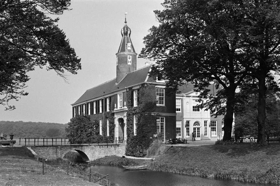Gezicht op slotgracht, brug en ingang van het gerestaureerde kasteel Marquette i, Bestanddeelnr 931-6648
