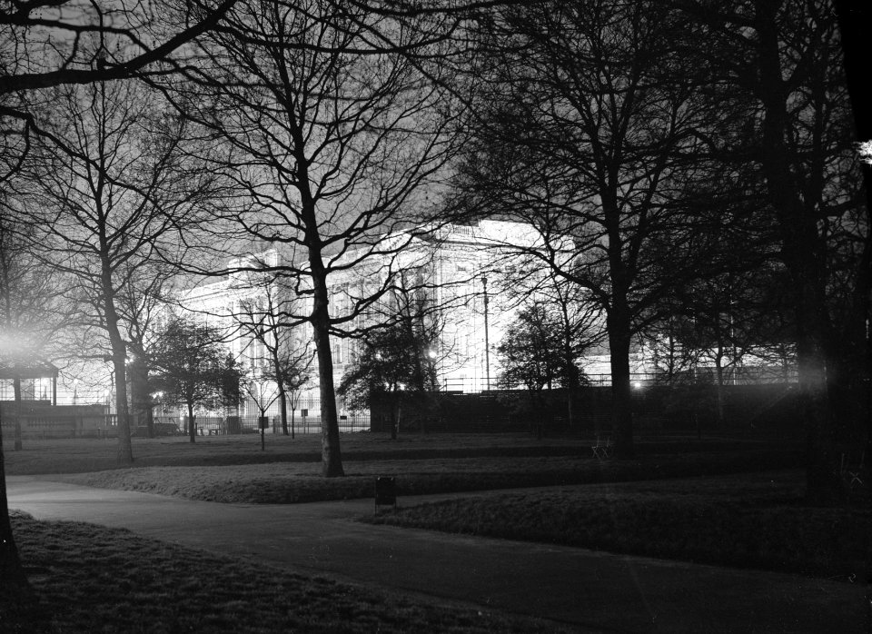 Gezicht op het verlichte Buckingham Palace in Londen, Bestanddeelnr 254-2651