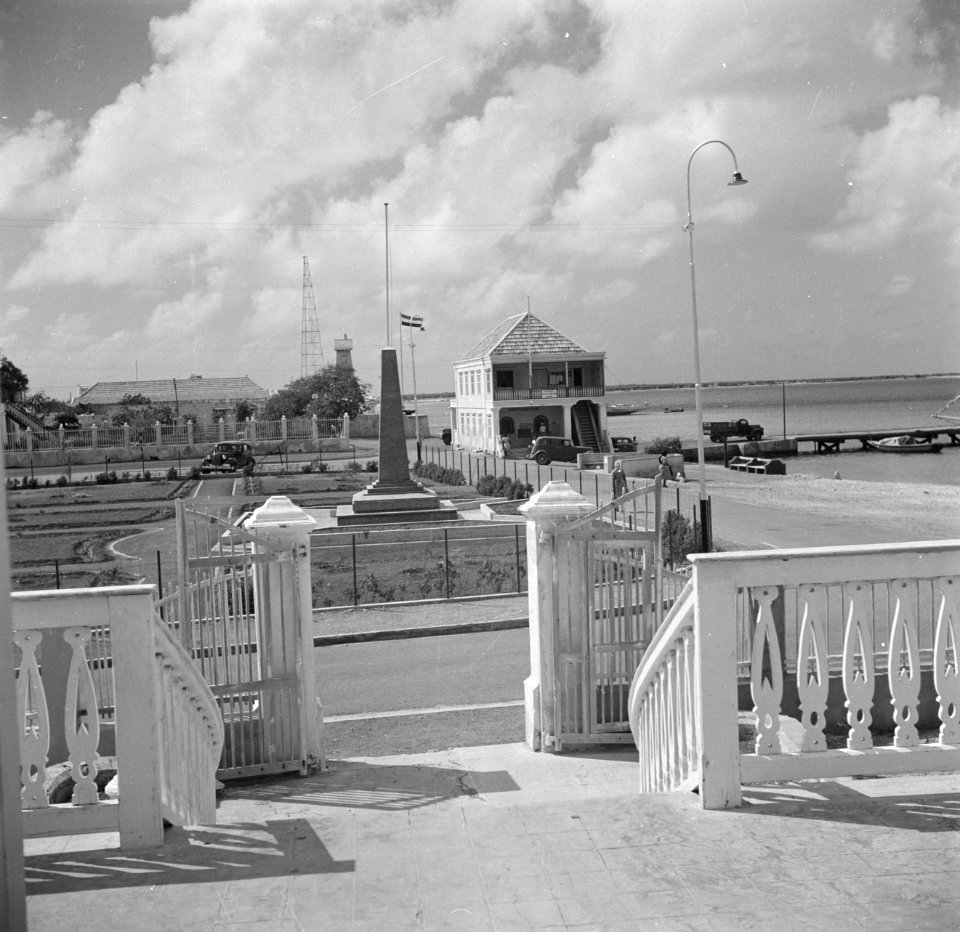 Gezicht op het Wilhelminaplein in Kralendijk op Bonaire vanaf het terras van het, Bestanddeelnr 252-8337