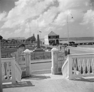 Gezicht op het Wilhelminaplein in Kralendijk op Bonaire vanaf het terras van het, Bestanddeelnr 252-8337