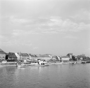 Gezicht op Rüdesheim met aan de kade rondvaartboot Deutsches Eck, Bestanddeelnr 254-1171