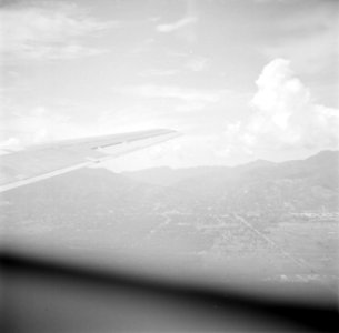 Gezicht op Port of Spain op Trinidad vanuit het vliegtuig, Bestanddeelnr 252-2651