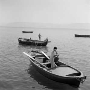 Gezicht vanaf de oever op het meer van Tiberias met op het meer enkele roeiboten, Bestanddeelnr 255-4095 photo