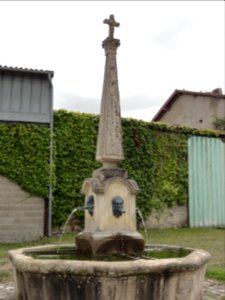 Gimécourt (Meuse) fontaine avec croix