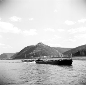 Gezicht op Niederbreisig met Burg Rheineck, op de voorgrond binnenvaartschip Th…, Bestanddeelnr 254-1074