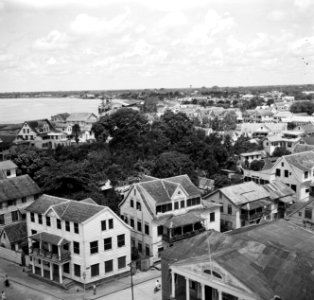 Gezicht op Paramaribo met in de verte de Surinamerivier, Bestanddeelnr 252-6294