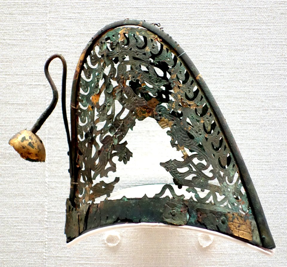 Gilt bronze crown from the Eta Funayama Tomb - Tokyo National Museum - DSC06418