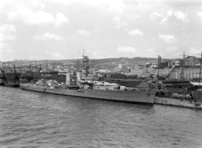 Gezicht op Lissabon met een oorlogsschip in de haven, Bestanddeelnr 191-0201