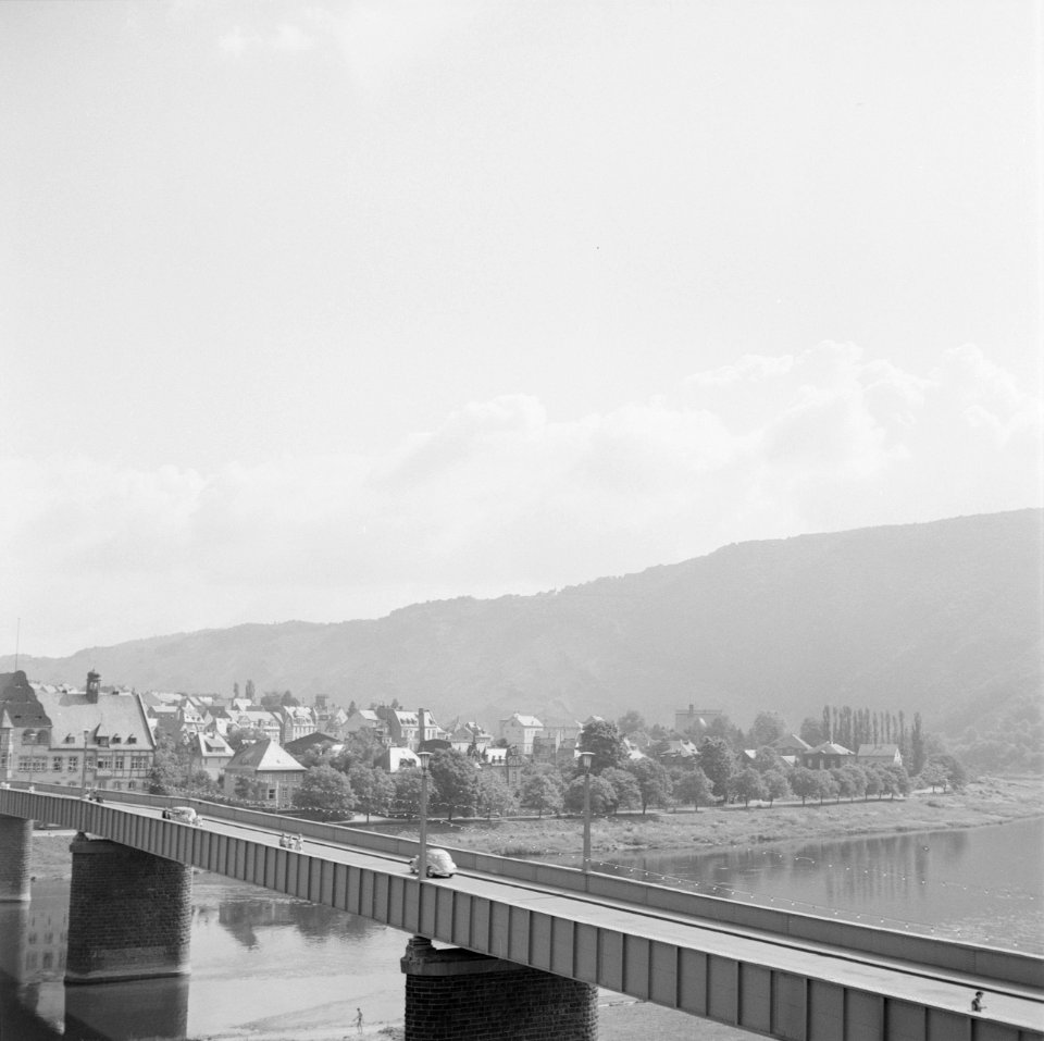 Gezicht op Traben en de brug gezien vanuit Trarbach, Bestanddeelnr 254-3938