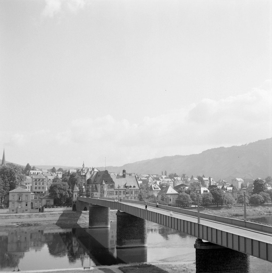 Gezicht op Traben en de brug gezien vanuit Trarbach, Bestanddeelnr 254-3939