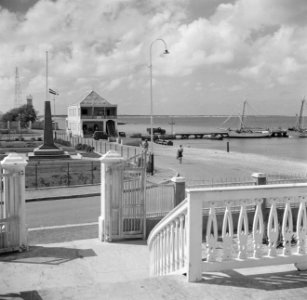 Gezicht op het Wilhelminaplein in Kralendijk op Bonaire vanaf het terras van het, Bestanddeelnr 252-8338