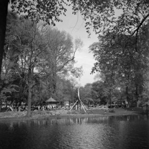 Gezicht op het Weteringplantsoen in Amsterdam waar op 12 maart 1945 dertig verze, Bestanddeelnr 900-2921