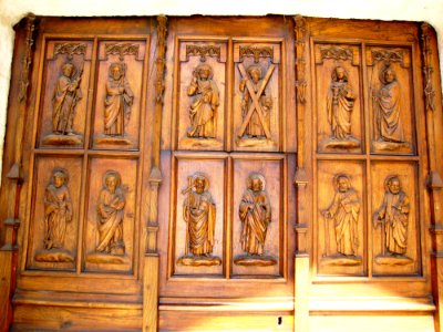 Gimont (Gers, Fr) chapelle N.D.de Cahuzac, porte sculptée 12 apôtres