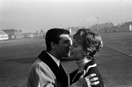 Gilbert Bécaud en Merel Laseur tijdens hun begroeting, Bestanddeelnr 918-3636