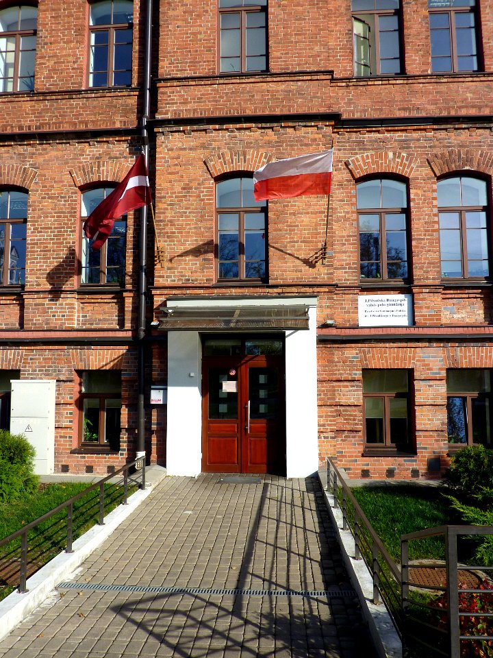 GimnazjumPolskieDyneburg-wejscie