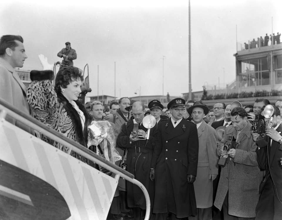 Gina Lolobrigida in Amsterdam, aankomst, Bestanddeelnr 907-3976