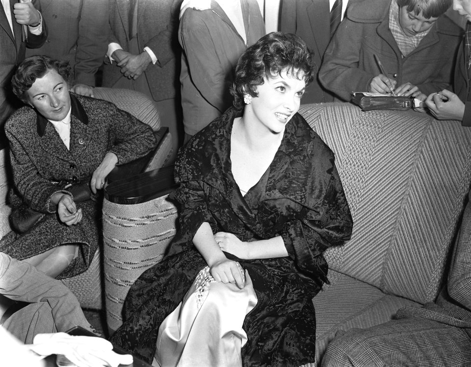 Gina Lolobrigida in Amsterdam, receptie Amstelhotel, Bestanddeelnr 907-3981