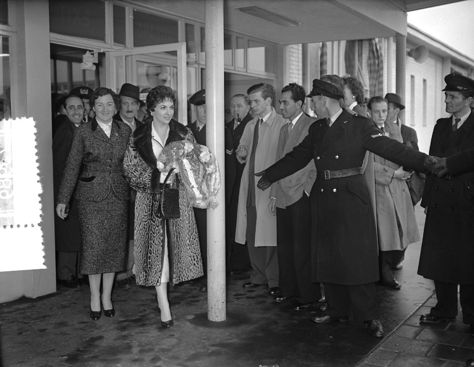 Gina Lolobrigida in Amsterdam, aankomst, Bestanddeelnr 907-3989