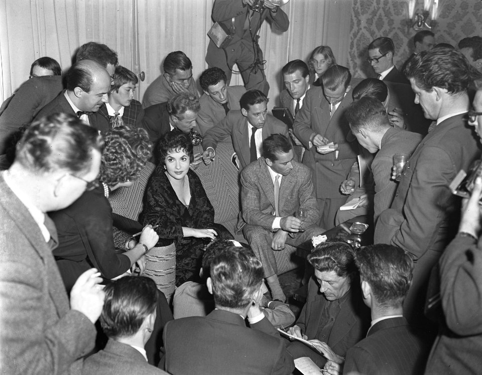 Gina Lolobrigida in Amsterdam, receptie Amstelhotel, Bestanddeelnr 907-3982