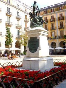 Girona - Plaza de Sant Agustí (Plaza de la Independencia), Monumento a los Defensores de Girona 1