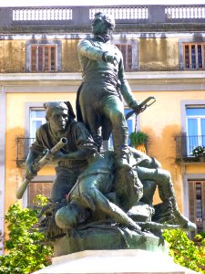 Girona - Plaza de Sant Agustí (Plaza de la Independencia), Monumento a los Defensores de Girona 2