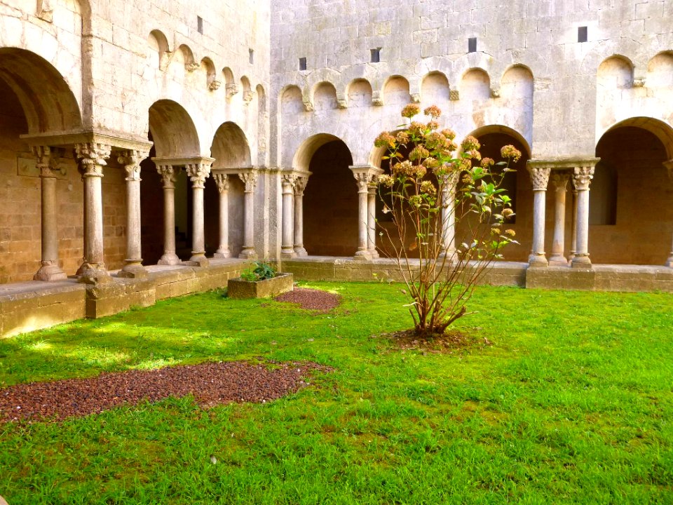 Girona - Ex Monasterio de Sant Pere de Galligants, claustro 04