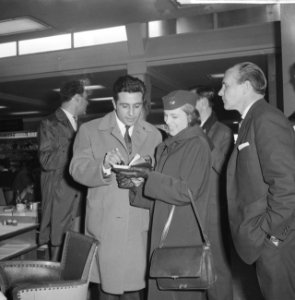 Gilbert Bécaud deelt op Schiphol handtekeningen uit, Bestanddeelnr 911-6918